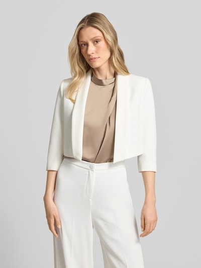 Modelka kobieca nosi Blazer mit 3/4-Arm und offener Front od Rinascimento, kremowy materiał z domieszką stretchu, krój slim fit, długość tyłu w rozmiarze S: 39 cm, widok na górną część ciała z przodu