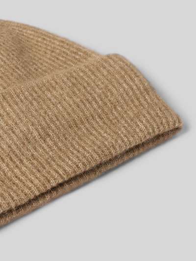 Produktfoto, Mütze aus elastischem Woll-Mix mit Alpaka-Anteil von Samsøe Samsøe, grob gestrickt, breiter Umschlag, beige Textur.