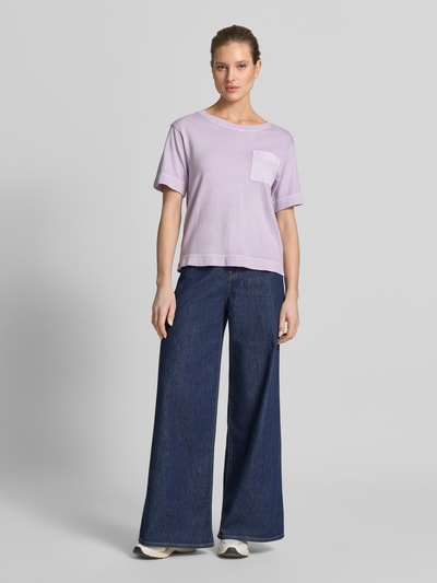 Kobiece model prezentuje Comfort Fit T-Shirt aus reiner Baumwolle von Marc O'Polo, jednolity kolor, krój comfort fit, nadruk z logo, okrągły dekolt, krótki rękaw, prążkowane zakończenia, brustasza, drobny splot, bawełna, całe ciało z przodu.