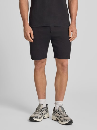Männermodel trägt Regular Fit Bermudas aus strukturiertem Material Modell 'TREY LIFE' von Only & Sons, Optik: Unifarben, Nahaufnahme Oberkörper.