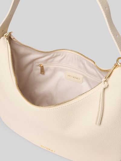 Produktfoto, Halfmoon Bag mit Label-Detail Modell 'Lifetime Sister' von Hey Marly, skóra bydlęca, główna przegroda z zamkiem błyskawicznym, przegródka zapinana na zamek błyskawiczny wewnątrz, szerokość w rozmiarze 1: 33 cm, długość w rozmiarze 1: 28 cm, głębokość w rozmiarze 1: 13 cm, długość paska na ramię w rozmiarze 1: 53 cm, kremowy kolor, złote detale, ziarnista faktura, łukowaty kształt.