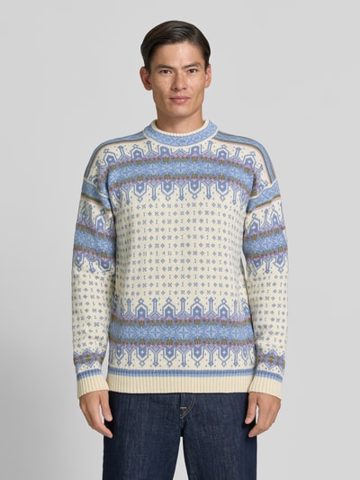 Männermodel trägt Regular Fit Pullover aus reiner Wolle Modell 'Albertville' von Dale of Norway, Strick-Optik, helle Farben, Ganzkörperansicht von vorne. Rückenlänge 66 cm, Ärmellänge 59 cm.