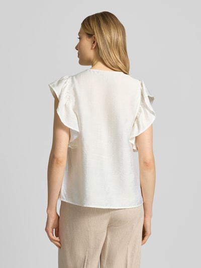 Frauenmodel trägt Bluse aus Viskose-Mix mit Rüschen Modell 'HETTA' von ICHI, cremefarben, Gerader-Schnitt, Rückansicht, Nahaufnahme Oberkörper. Damen Bluse, Serafino-Ausschnitt, Rückenlänge bei Größe 36: 55 cm, Ärmellänge bei Größe 36: 10 cm.