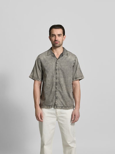Männermodel trägt Regular Fit Jeanshemd mit Lyocell-Anteil von Diesel in Grau, Reverskragen, Kurzarm, Baumwoll-Mix, Ganzkörperansicht von vorne.