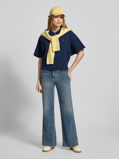 Modelka kobieca nosi Boxy Fit Poloshirt mit Label-Stitching od Polo Ralph Lauren z bawełny, kolor granatowy, jeansy, pełny widok z przodu.