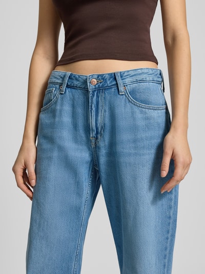 Frauenmodel trägt Wide Leg Jeans aus Baumwoll-Lyocell-Mix von Pepe Jeans in Melange-Optik, 5-Pocket-Design, Nahaufnahme Oberkörper.