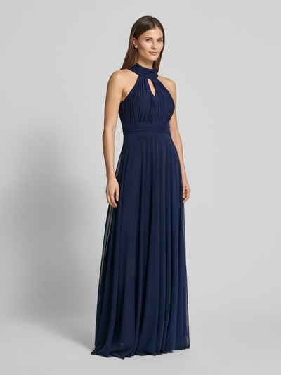 Modelka kobieca nosi Abendkleid mit rückseitiger Schnürung von TROYDEN COLLECTION, ciemnogranatowy szyfon, krój slim fit, długość maxi, dekolt halter, wycięcie w kształcie łezki, szerokość w rozmiarze 36: 36 cm, długość tyłu w rozmiarze 36: 159 cm, widok całej sylwetki z przodu.