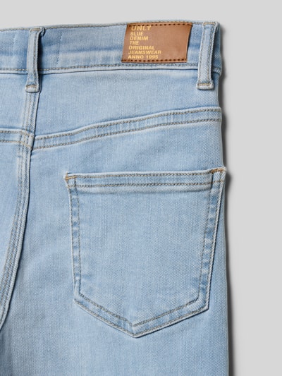 Produktfoto, Wide Leg Jeans aus Baumwoll-Mix Modell 'MADISON BLUSH' von Only in heller Denim-Optik mit Label-Patch am Bund, sichtbare Taschenstruktur
