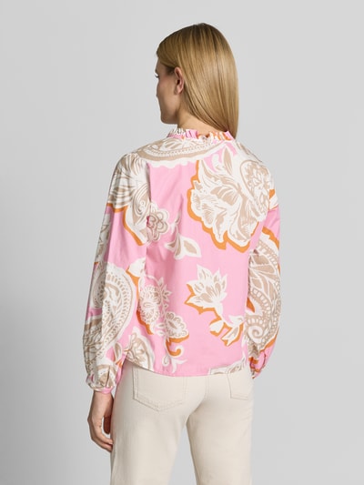 Männermodel trägt Regular Fit Bluse mit Allover-Paisley-Print von Emily Van den Bergh, bawełna, stójka z falbanką, długi rękaw, zapięcie na guzik, krój regular fit, różowo-beżowy wzór, całkowita długość tyłu 52 cm, długość rękawa 60 cm, widok całej sylwetki z tyłu.