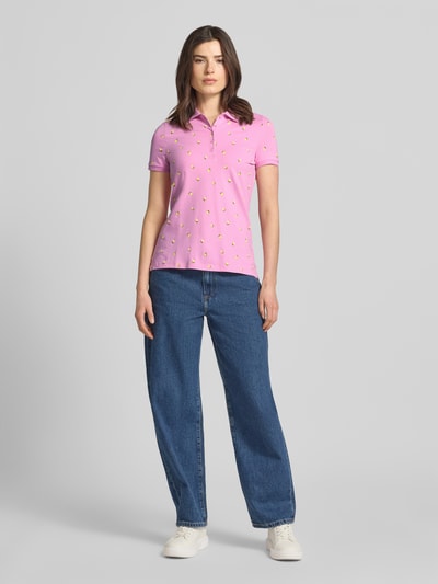 Frauenmodel trägt Regular Fit Poloshirt mit Polokragen und Knopfleiste von Christian Berg Woman in Rosa mit gelbem Muster, Baumwoll-Mix mit Stretch, kurze Knopfleiste, Rückenlänge bei Größe S 25 cm, Ganzkörperansicht von vorne.