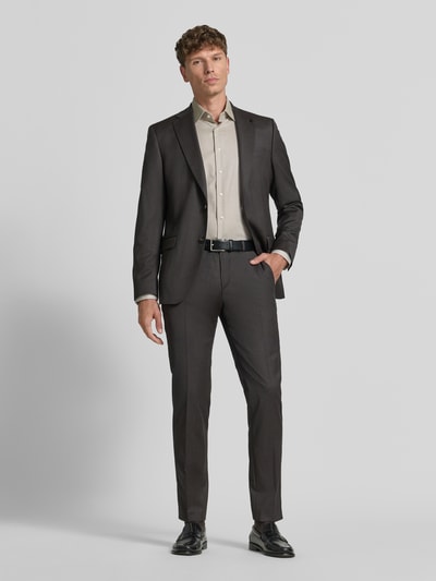 Männermodel trägt Regular Fit Business-Hemd mit Kentkragen van Christian Berg Men aus puur katoen, met lange mouwen, knoopsluiting, voorkant hele lichaam