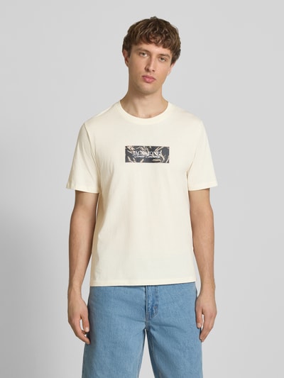 Männermodel trägt T-Shirt mit Label-Print von Jack & Jones, Reine Baumwolle, Gerader-Schnitt, Rundhalsausschnitt, cremefarben, Ganzkörperansicht von vorne.