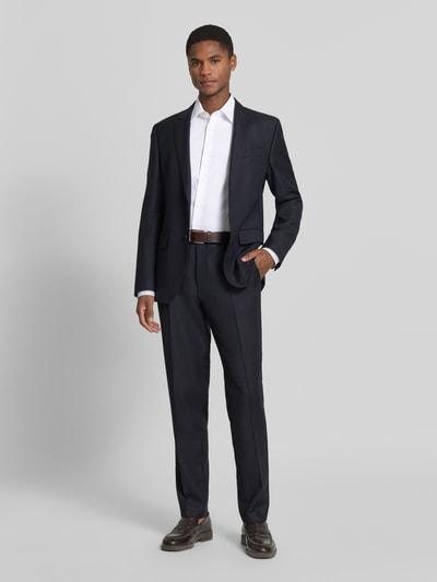 Męski model nosi Slim Fit Businesshemd aus reiner Baumwolle Modell 'HANK' von BOSS, jednokolorowy, kołnierzyk typu kent, długi rękaw, popelina, bawełna, naszywka z logo, zaokrąglone wykończenie, sportowy mankiet, listwa guzikowa na całej długości, zapięcie na guzik, Ganzkörperansicht von vorne.