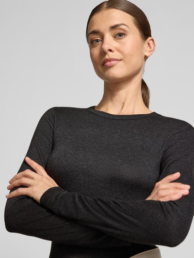 Kobiece modelka nosi Langarmshirt mit Rundhalsausschnitt Modell 'Sifa' od OPUS, czarny, gładki, długi rękaw, zaokrąglony dół, mieszanka wiskozy, zbliżenie górnej części ciała.