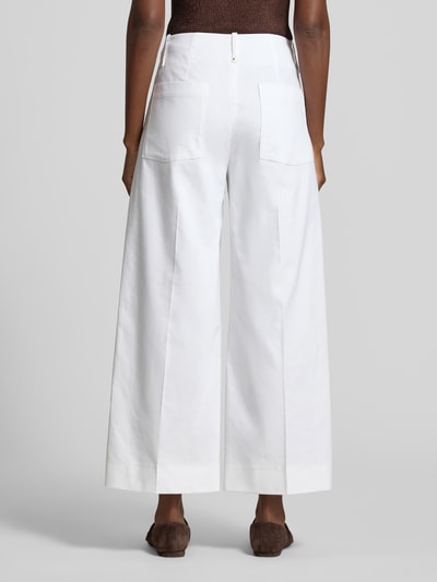 Frauenmodel trägt Wide Leg Hose mit Längsnähten von Luisa Cerano aus Baumwoll-Viskose-Mix mit Eingrifftaschen, weiß, Ganzkörperansicht Rückansicht.
