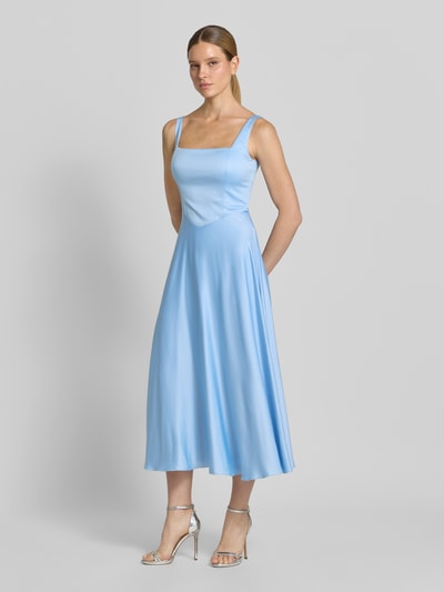 Modelka nosi Midikleid in A-Linie von Jake*s Cocktail w kolorze jasnoniebieskim, bez rękawów, z plisowaną fakturą i zamkiem, krój dopasowany w talii, długość tyłu w rozmiarze 36: 102 cm, szerokość w rozmiarze 36: 40 cm, widok całej sylwetki z przodu.