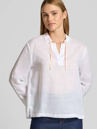 Frauenmodel trägt Regular Fit Bluse mit V-Ausschnitt und Tunnelzug von Marc Cain, reine Baumwolle, weiße Farbe, Nahaufnahme Oberkörper.