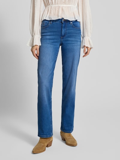 Vrouwenmodel draagt Straight Fit Jeans uit Bio-Baumwoll-Mix Model 'BLUSH' van Only, look: effen, 5-pocketmodel, middenhoge taille, denim, mix van biologisch katoen, labelpatch, knoop- en ritssluiting, riemlussen, geheel in beeld van voren.