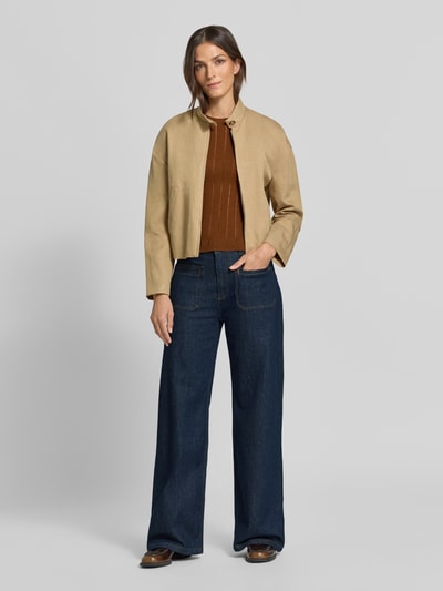 Frauenmodel trägt Wide & Loose Fit Jeans aus Baumwoll-Mix Modell 'Winona' von Jake*s Casual in Dunkelblau, Ganzkörperansicht von vorne.