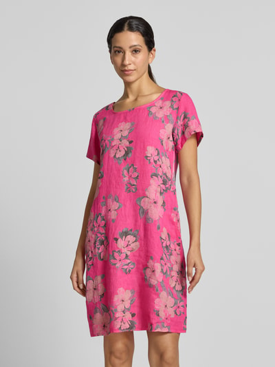 Vrouwenmodel draagt Leinenkleid in Minilänge Model 'Miraa' van ZABAIONE, mix van katoen en linnen, licht getailleerde pasvorm, ronde hals, met korte mouwen, minilengte, roze met bloemmotief, Ganzkörperansicht van voren.