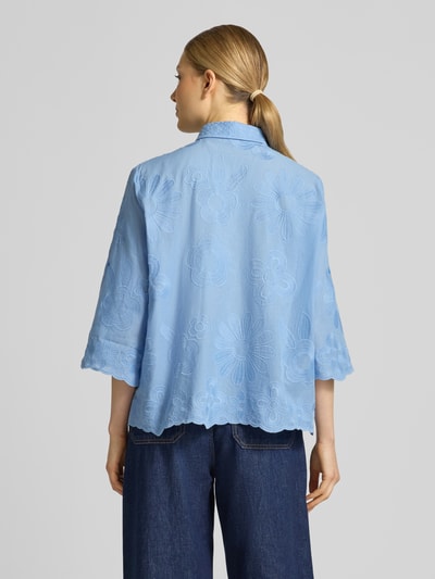 Frauenmodel trägt Regular Fit Bluse mit Stitchings und 3/4-Arm von More & More aus Baumwoll-Mix in Hellblau, Ganzkörperansicht Rückansicht. Rückenlänge bei Größe 36: 61 cm, Ärmellänge: 40 cm, Hemdblusenkragen und Knopfleiste. Strukturierte florale Muster auf glattem Stoff.