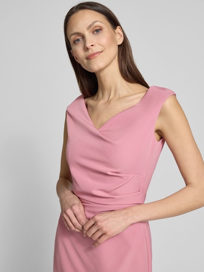 Modelka kobieca nosi Knielanges Cocktailkleid mit Raffungen od Vera Mont, różowy materiał z domieszką stretchu, krój prosty, dekolt V, długość do kolan, szerokość w rozmiarze 36: 42 cm, długość tyłu: 99 cm, zbliżenie na górną część ciała