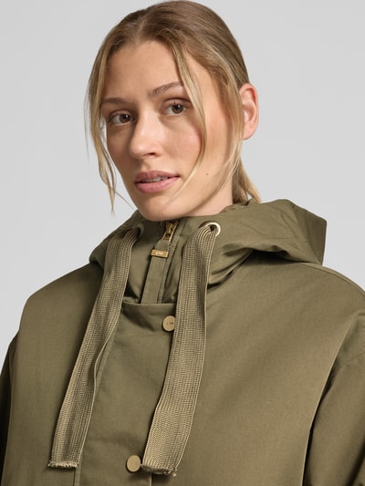 Kobiece modelka nosi Regular Fit płaszcz z mieszanki bawełny Model 'Meta' od g-lab, kaptur z tunelem, plisa z zamkiem, zbliżenie na górną część ciała. Długość tyłu w rozmiarze S: 99 cm, szerokość ramion w rozmiarze S: 56 cm, szerokość w klatce piersiowej w rozmiarze S: 64 cm, długość rękawów w rozmiarze S: 59 cm.