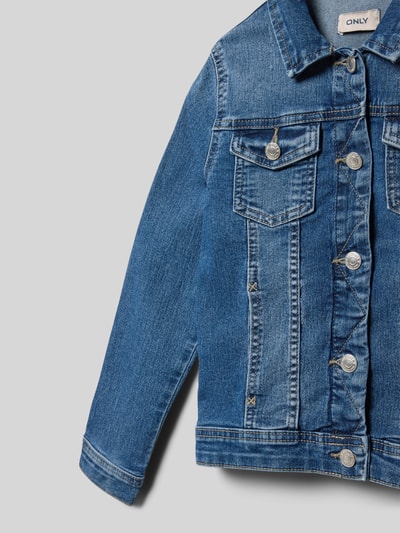 Produktfoto, Jeansjacke mit Stretch-Anteil Modell 'Sara' von ONLY in Blau, mit Umlegekragen, Knopfleiste und Pattentaschen, Baumwollmischung