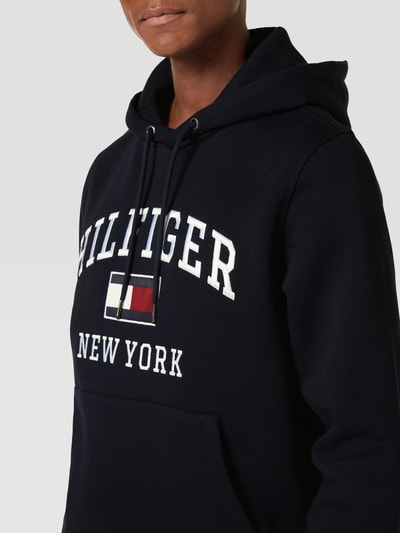 Tommy Hilfiger Bluza z kapturem i wyhaftowanym logo model ‘VARSITY’ Granatowy 3