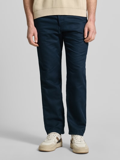 Mężczyzna nosi Regular Fit Leinenhose aus Baumwoll-Leinen-Mix Modell 'MILES' od SELECTED HOMME, kolor granatowy, krój regular fit, efekt: jednolity kolor, mieszanka bawełny i lnu, 5 kieszeni, zapięcie na guzik i zamek błyskawiczny, widok na dolną część ciała z przodu.