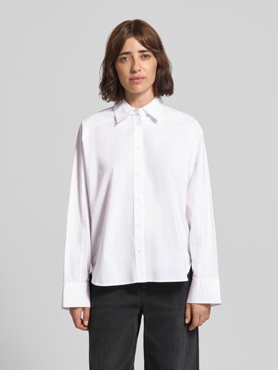 Frauenmodel trägt Regular Fit Bluse mit Knopfleiste von Closed aus weißer Baumwolle mit Hemdblusenkragen, Ganzkörperansicht von vorne.