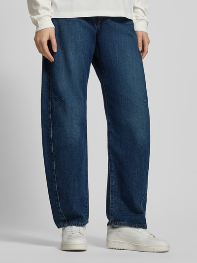Frauenmodel trägt Jeans mit 5-Pocket-Design von Levi's®, reine Baumwolle, lockerer Schnitt, blaue Textur, Nahaufnahme Unterkörper.