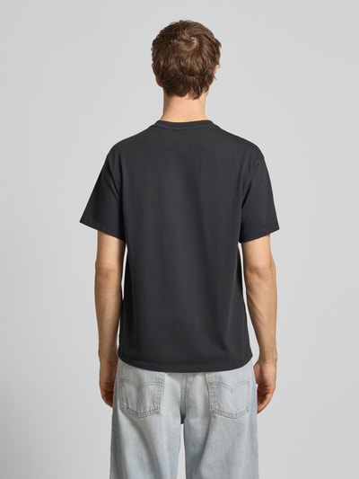 Męski model nosi T-shirt mit Label-Detail od LEVI'S®, czarny, bawełna, krój regular fit, okrągły dekolt, długość tyłu 68 cm, Ganzkörperansicht Rückansicht.