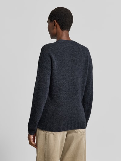 Frauenmodel trägt Strickpullover mit Rundhalsausschnitt Modell 'Festina Hope' von MSCH Copenhagen, gerade Schnittform, Wollmix, beige Hose, weiche Textur, Rückansicht, Ganzkörperansicht Rückansicht.