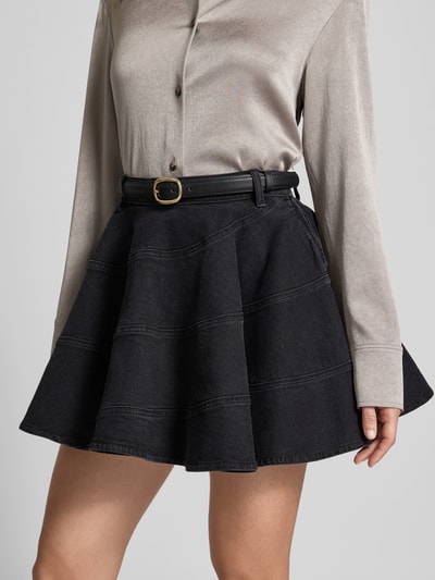 Frauenmodel trägt Minirock in Denim-Optik von Self-Portrait aus Elastischer Baumwoll-Mix mit A-Linie, abnehmbarem Gürtel und Reißverschluss, Nahaufnahme Oberkörper.