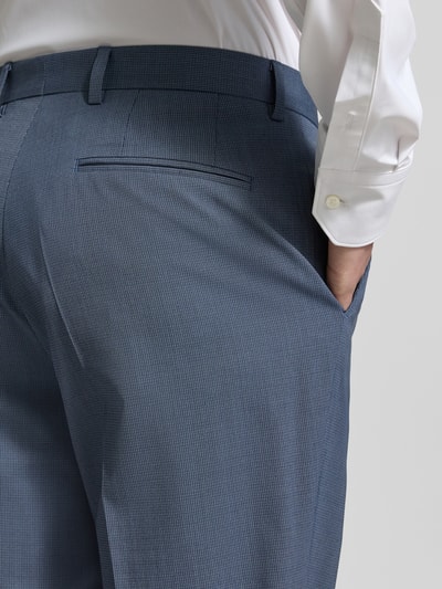 Männermodel trägt Regular Fit Anzughose mit Schurwoll-Anteil Modell 'LEON' von BOSS, feines Strukturmuster, Optik:Allover-Muster, Nahaufnahme Rückansicht.