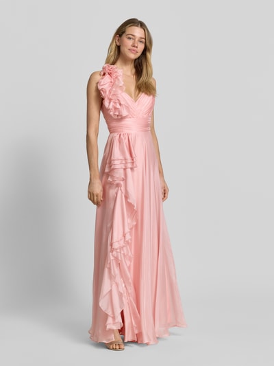 Modelka kobieca nosi różowe, satynowe 'Abendkleid mit Volants und Herz-Ausschnitt' od V.M., fason A-linia, maksi, falbany, sercowaty dekolt, skrzyżowane cienkie ramiączka z tyłu, zapięcie na zamek i haftki z tyłu, długość tyłu w rozmiarze 36: 122 cm, szerokość w rozmiarze 36: 32 cm; widok całej sylwetki z przodu.
