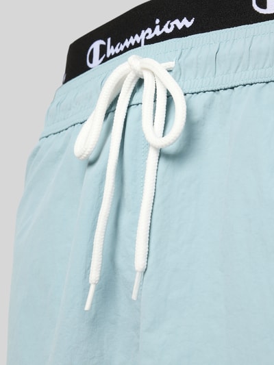 Produktfoto, Badehose mit Label-Details und Gesäßtasche von CHAMPION in Hellblau mit elastischem Bund und Tunnelzug, Regular Fit, glatte Textur.