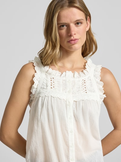 Frauenmodel trägt Blusentop mit Lochstickerei Modell 'SALMA' von Noisy May aus Reine Baumwolle, Karree-Ausschnitt, Knopfleiste, Loose-Fit, Nahaufnahme Oberkörper.