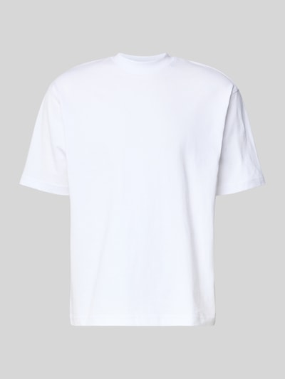 Produktfoto, weißes Regular Fit T-Shirt aus reiner Baumwolle von MCNEAL, Rundhalsausschnitt, kurzärmelig, glatte Textur, Vorderansicht.