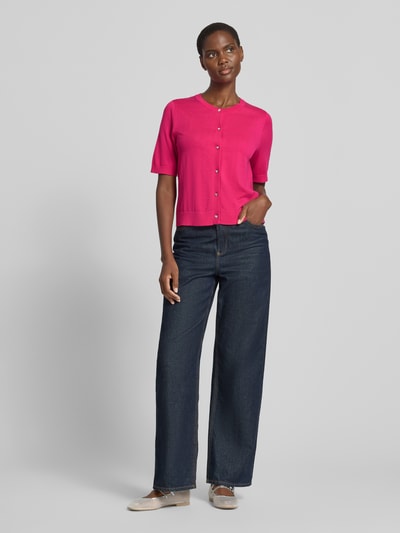 Frauenmodel trägt Strickjacke aus Viskose-Mix mit 1/2-Arm von Milano Italy in Pink, Regular-Fit, Rundhalsausschnitt, Knopfleiste, Damen, Ganzkörperansicht von vorne.