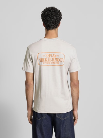 Replay T-shirt o kroju regular fit z nadrukiem z logo Piaskowy 5