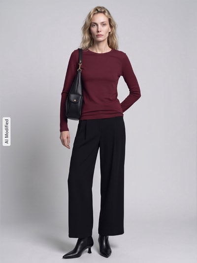 Vrouwenmodel draagt slim fit shirt met lange mouwen van puur katoen, bordeauxrood, zwarte broek, s.Oliver RED LABEL, Ganzkörperansicht von vorne, KI-modifiziertes Bild
