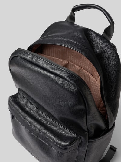 Produktfoto, Rucksack mit Label-Detail Modell 'Rico' von bugatti aus schwarzem strukturiertem Material, Reißverschluss, gestreiftes Innenfutter. Haupt- und Frontfach sowie Tragehenkel und verstellbare Schulterriemen sichtbar. Breite 33 cm, Länge 44 cm, Tiefe 15 cm, Schulterriemen 76 cm.