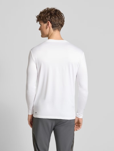 Männermodel trägt Langarmshirt mit Sonnenschutz Modell 'EVERYDAY' von Quiksilver in Weiß, elastischer Stoff, Rückenansicht, Ganzkörperansicht Rückansicht.