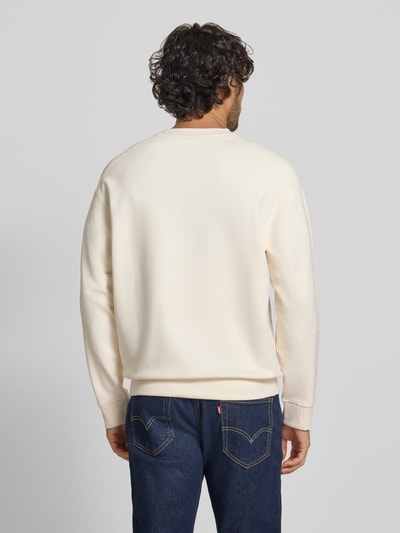 Männermodel trägt Sweatshirt mit Label-Patch Modell 'Juanfrancisco' von JOOP! Collection in Creme, lockerer Schnitt, Ganzkörperansicht Rückansicht