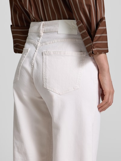 Frauenmodel trägt Barrel Fit Jeans mit Eingrifftaschen Modell 'Lissie bold' von OPUS, cremefarbener Baumwoll-Elasthan-Mix, Detailaufnahme Rückansicht.