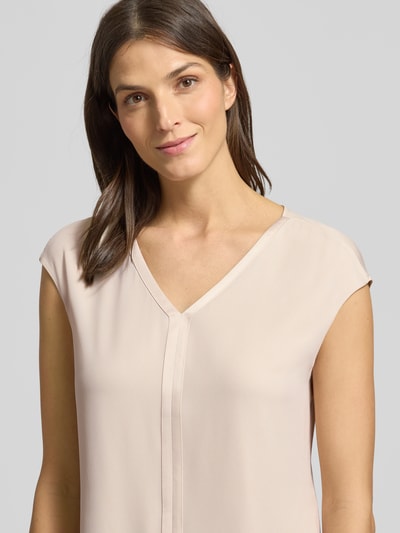 Vrouwenmodel draagt T-Shirt met V-Ausschnitt van comma, beige, Viscose-Elasthan-mix, regular fit, V-hals, Nahaufnahme bovenlichaam.