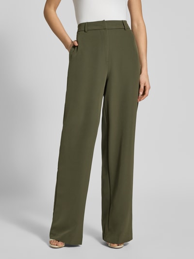 Frauenmodel trägt Wide Fit Stoffhose mit Gesäßtaschen Modell 'Jana' von Guido Maria Kretschmer in Olivgrün, Elastischer-Material-Mix, Nahaufnahme Oberkörper. Damen Stoffhose, Haken-Reißverschluss, Bundweite 38 cm, Innenbeinlänge 85 cm, Größe 36.