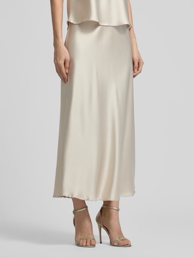 Frauenmodel trägt Midirock mit Stretch-Anteil Modell 'Fabiola' von GUIDO MARIA KRETSCHMER WOMAN, Satin, A-Linie, Midilänge, Nahaufnahme Unterkörper.